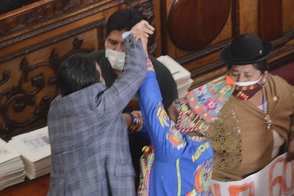 La pelea entre el senador Henry Montero y el diputado Antonio Colque en junio pasado.