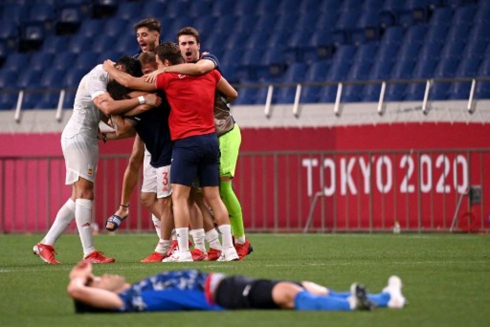 Los jugadores españoles celebran su victoria ante la selección japonesa, por lo que pasaron a la final para disputar la medalla de oro en Tokio.
