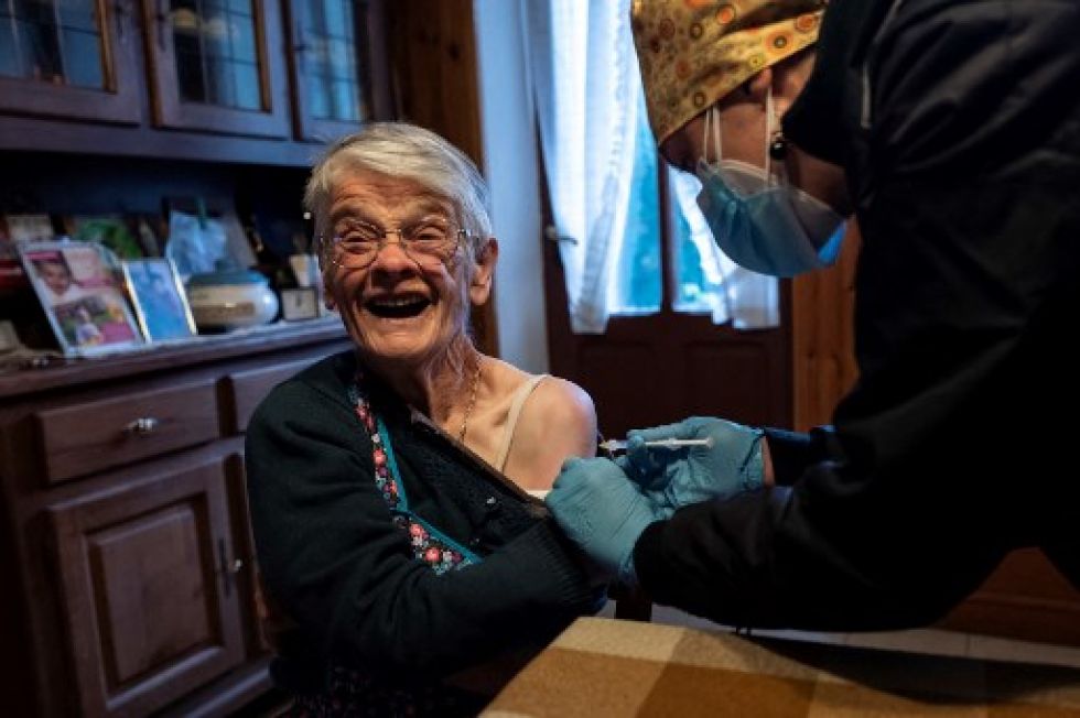 Una mujer de 80 años recibe una dosis de vacuna Moderna contra el coronavirus en el pueblo de Bassura di Stroppo, cerca de Cuneo, en el noreste de Italia.