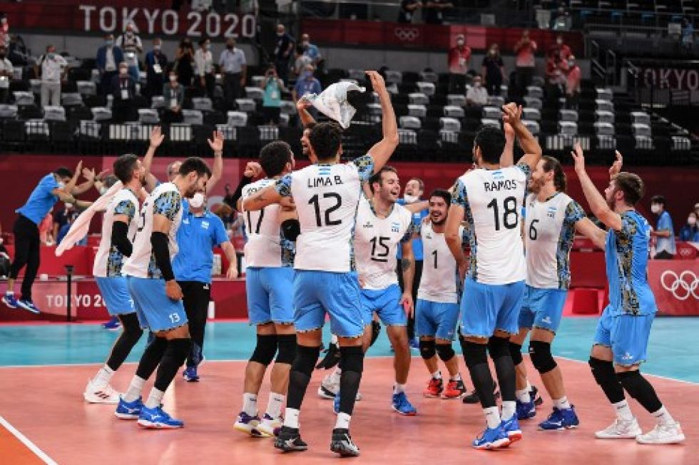 Jugadores de la selección argentina de voleibol celebran su victoria ante Italia, lo que les permite avanzar hacia las semifinales del torneo olímpico.