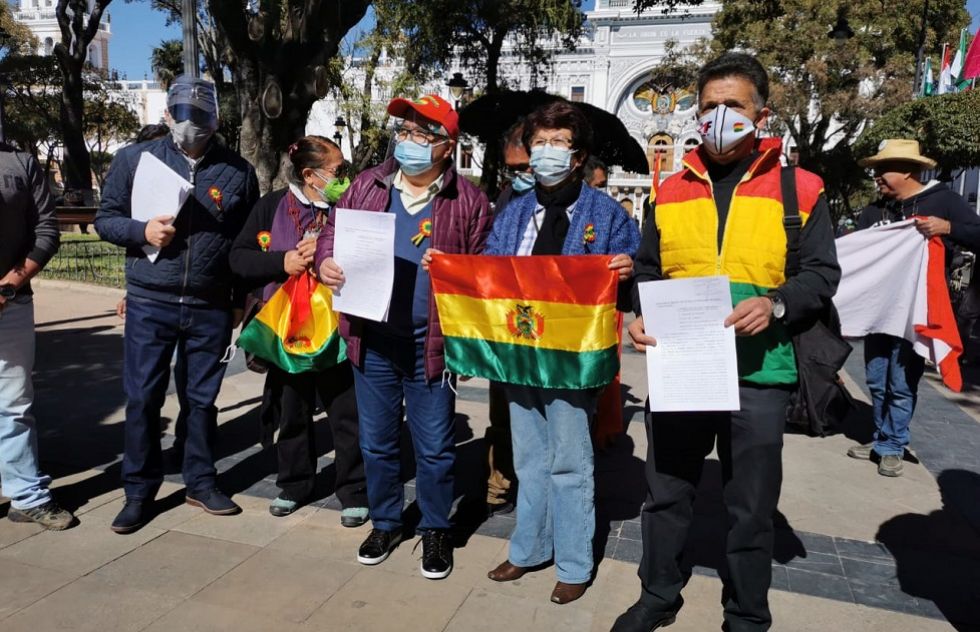 Representantes de plataformas ciudadanas en la plaza 25 de Mayo.
