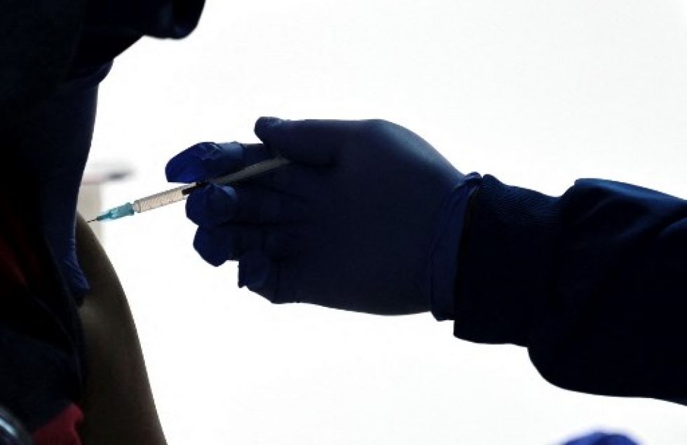 Imagen referencial. Las vacunas Coronovac y Pfizer se aplican en otras regiones del mundo, además de Chile.