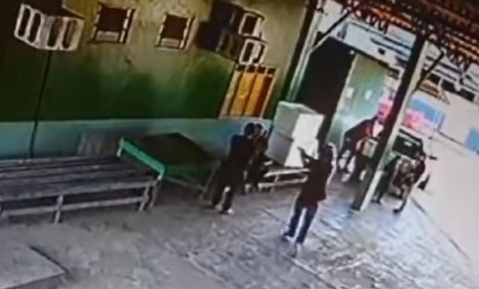 La escalofriante escena del asesinato captada por una cámara de seguridad.
