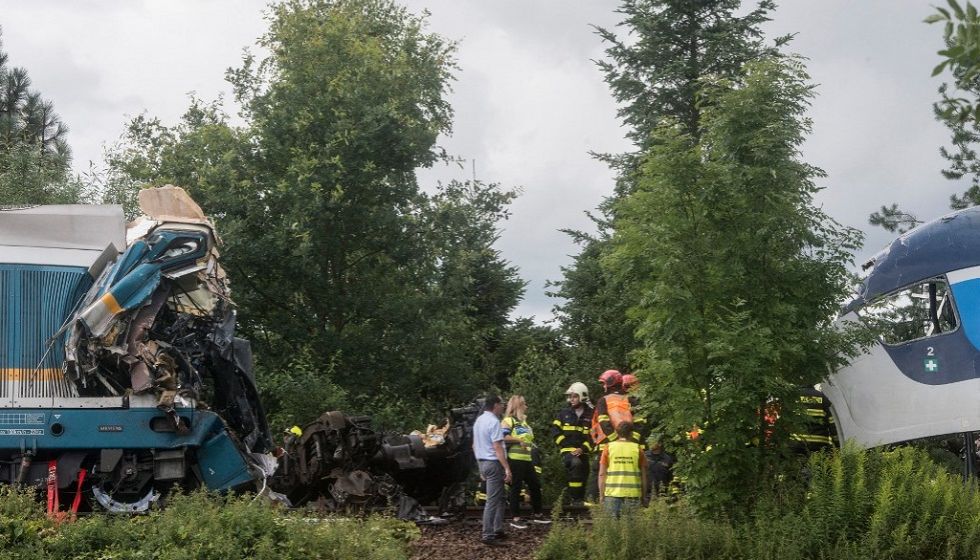 Los equipos de rescate trabajan alrededor de dos trenes colisionados cerca del pueblo de Milavce.