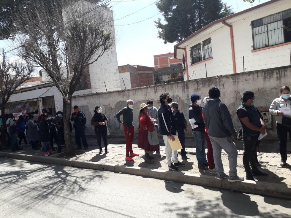 Una fila de personas a la espera de las vacunas J&J frente a la plazuela Cooperativista.