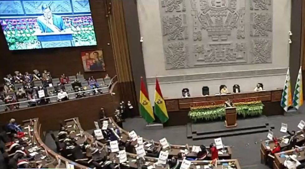 Uno de los momentos tensos en la sesión de homenaje al 6 de Agosto en La Paz, este viernes.