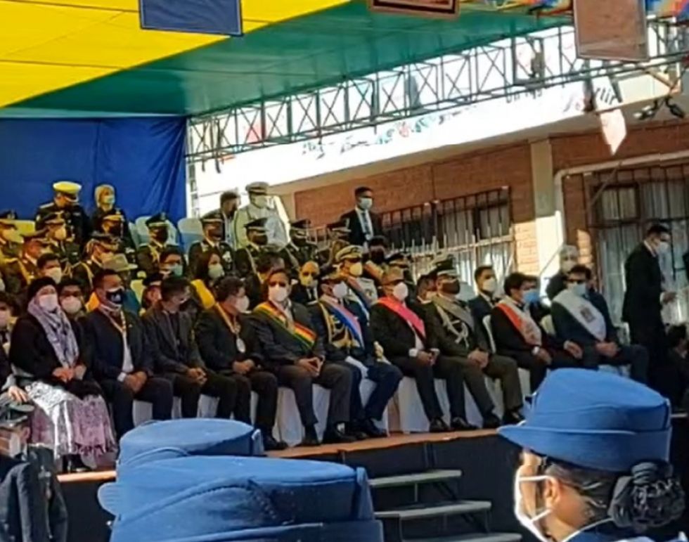 El momento en que Condori habla con Leaño tras el error cometido por el maestro de ceremonias.
