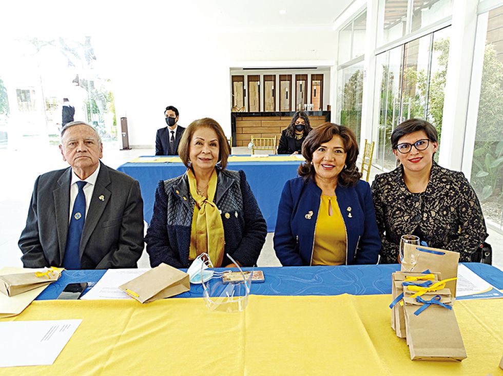 Jorge Fernández, Nancy Chirinos de Fernández, María Luz Cortez y Daphne Oropeza