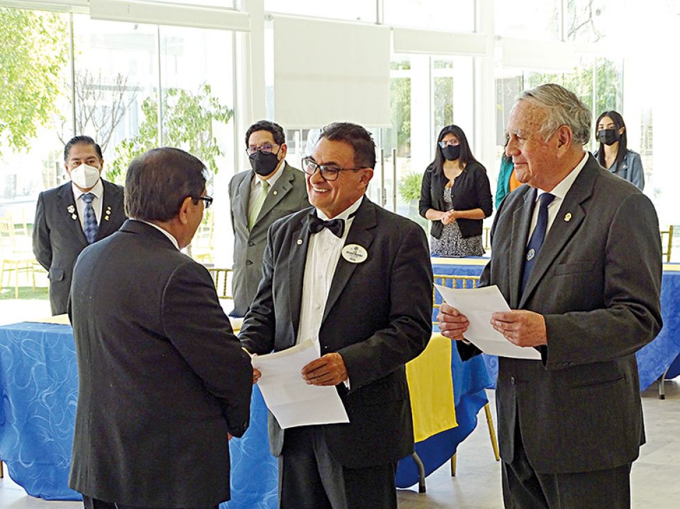 Distinción y reconocimiento a Luis Delgado Arancibia (15 años de servicio) y Jorge Fernández Domínguez (35 años de servicio).
