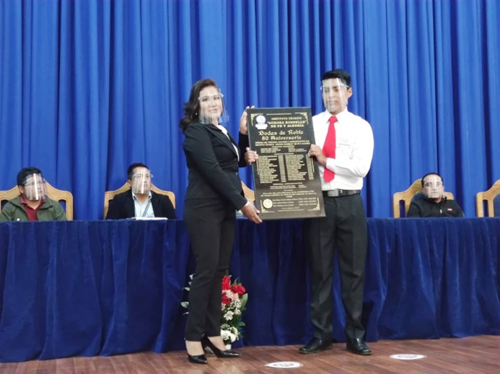 Entrega de Plaqueta de Reconocimiento al Instituto Técnico "Aurora Rossells" de Fe y Alegría, por sus 80 años, de parte de la Confederación de Trabajadores de Educación Urbana de B