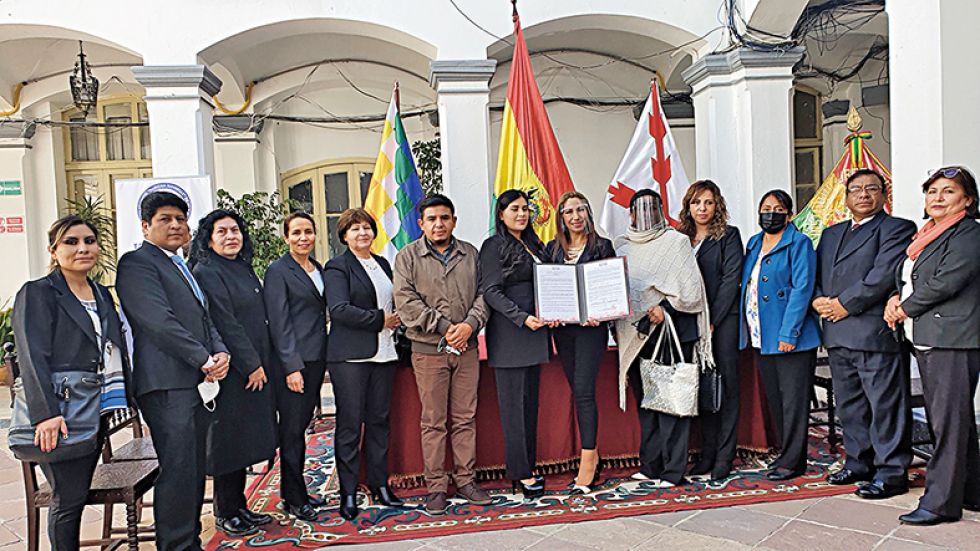 Autoridades y Docentes del Instituto Técnico "Aurora Rossells" durante la condecoración “Juana Azurduy de Padilla”.
