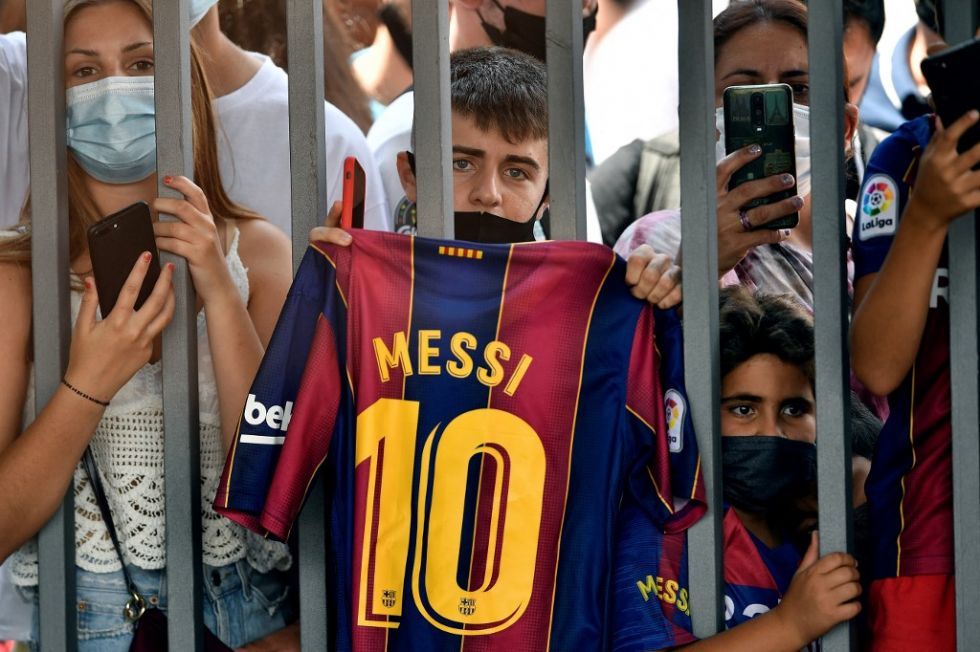 Fanáticos fuera del Camp Nou, donde Messi dio su conferencia de prensa de despedida.