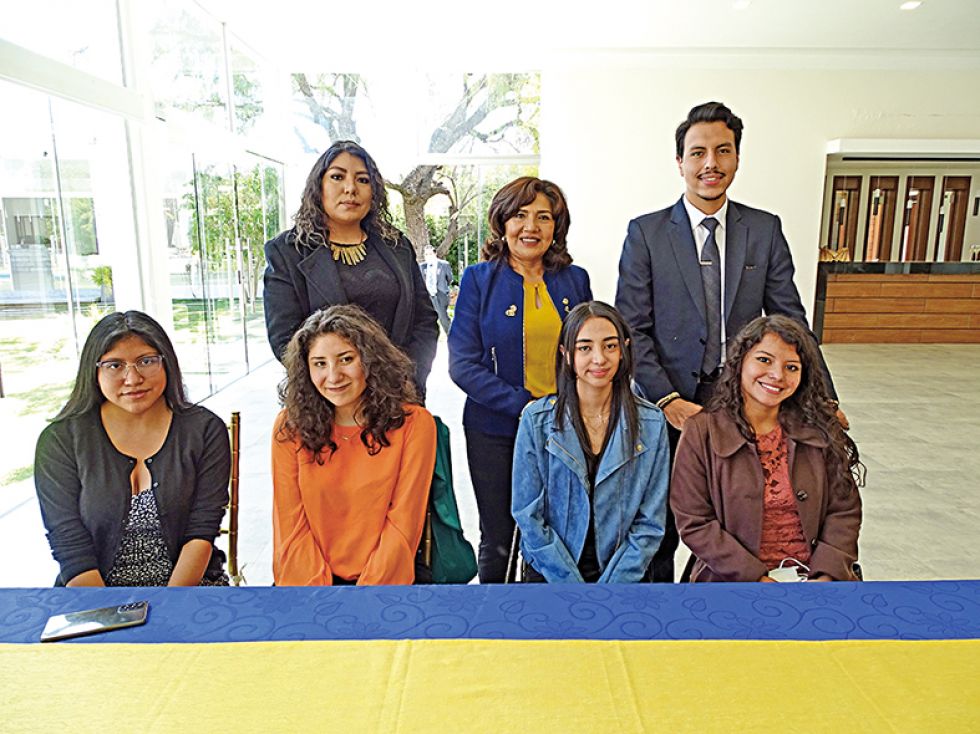 Abajo: Kenya Torrez, Teresa Espada, Laura Navarra y Nicole Torrez. Arriba: Jaqueline Flores, María Luz Cortez y Mauro Pacheco