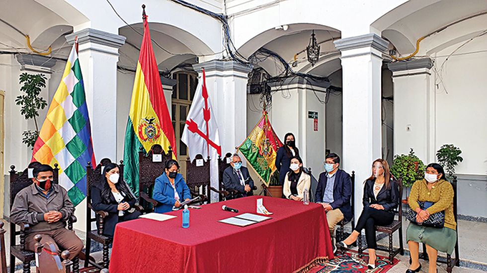 Ceremonia de Condecoración "Juana Azurduy de Padilla" en grado Palmas de Oro al Instituto Técnico "Aurora Rossells" por parte del Concejo Municipal