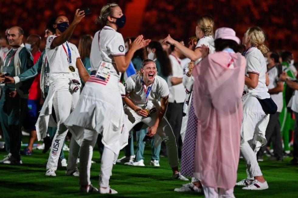 Los atletas estadounidenses celebran durante la ceremonia de clausura de los Juegos Olímpicos de Tokio 2020.