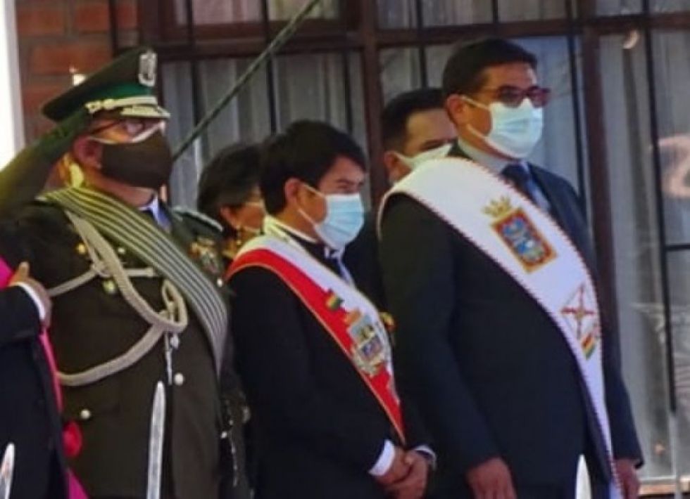 Damián Condori (c) antes de su retiro del palco oficial de las FFAA, el sábado.