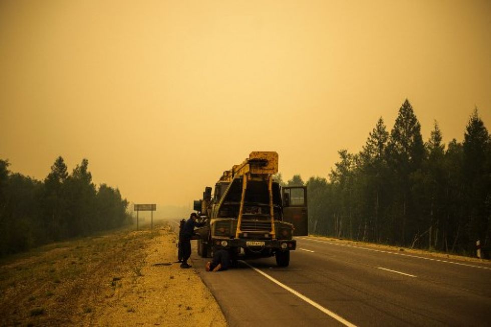 Un grupo de bomberos trata de intervenir un foco de calor en una parte del inmenso territorio de Siberia, al norte de Rusia.