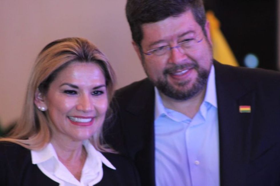Una foto de Doria Medina (d) y Áñez, que él publico en sus RRSS, el 31 de enero de 2020.