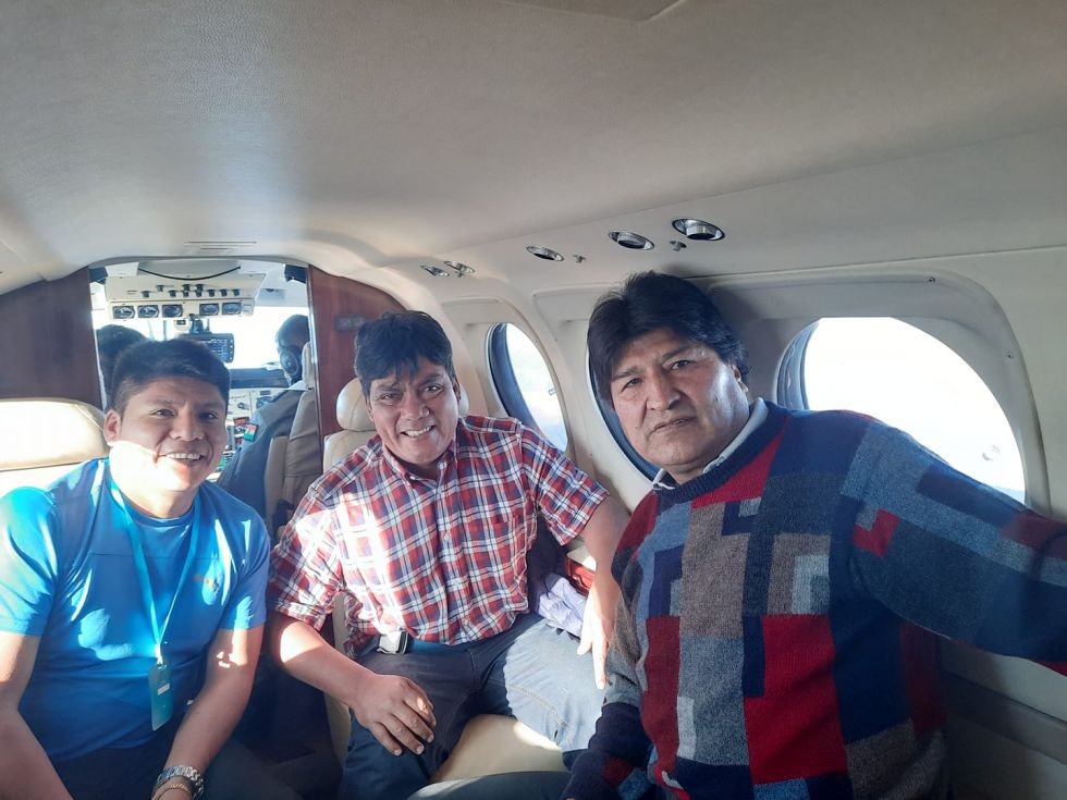 Leonardo Loza (i), Héctor Arce Rodríguez (c) y Evo Morales en un avión de la FAB.