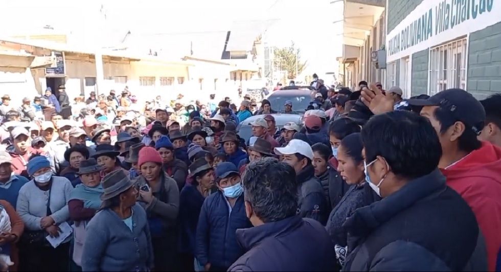La movilización en puertas de las instalaciones de la Policía en Villa Charcas.