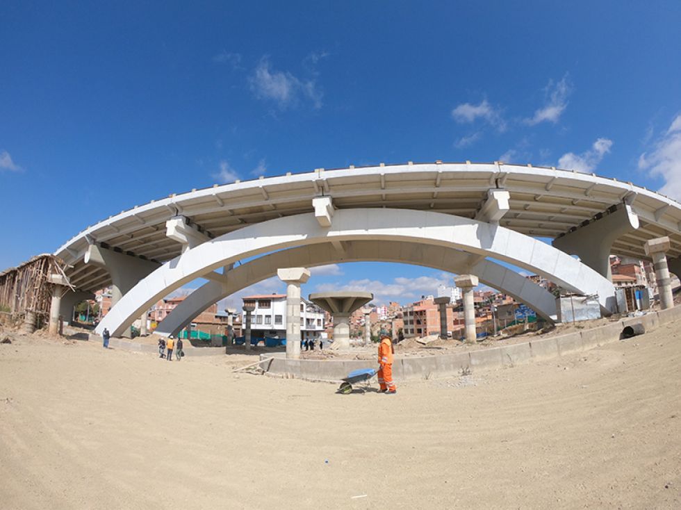 INSPECCIÓN. La visita de las autoridades municipales al puente de Tintamayu, ayer.