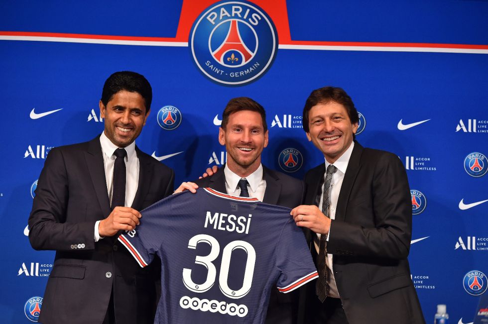 El presidente de Qatar del PSG, Nasser Al-Khelaifi (i), y el Director Deportivo, Leonardo Nascimento de Araujo (d), posan junto al futbolista (c).
