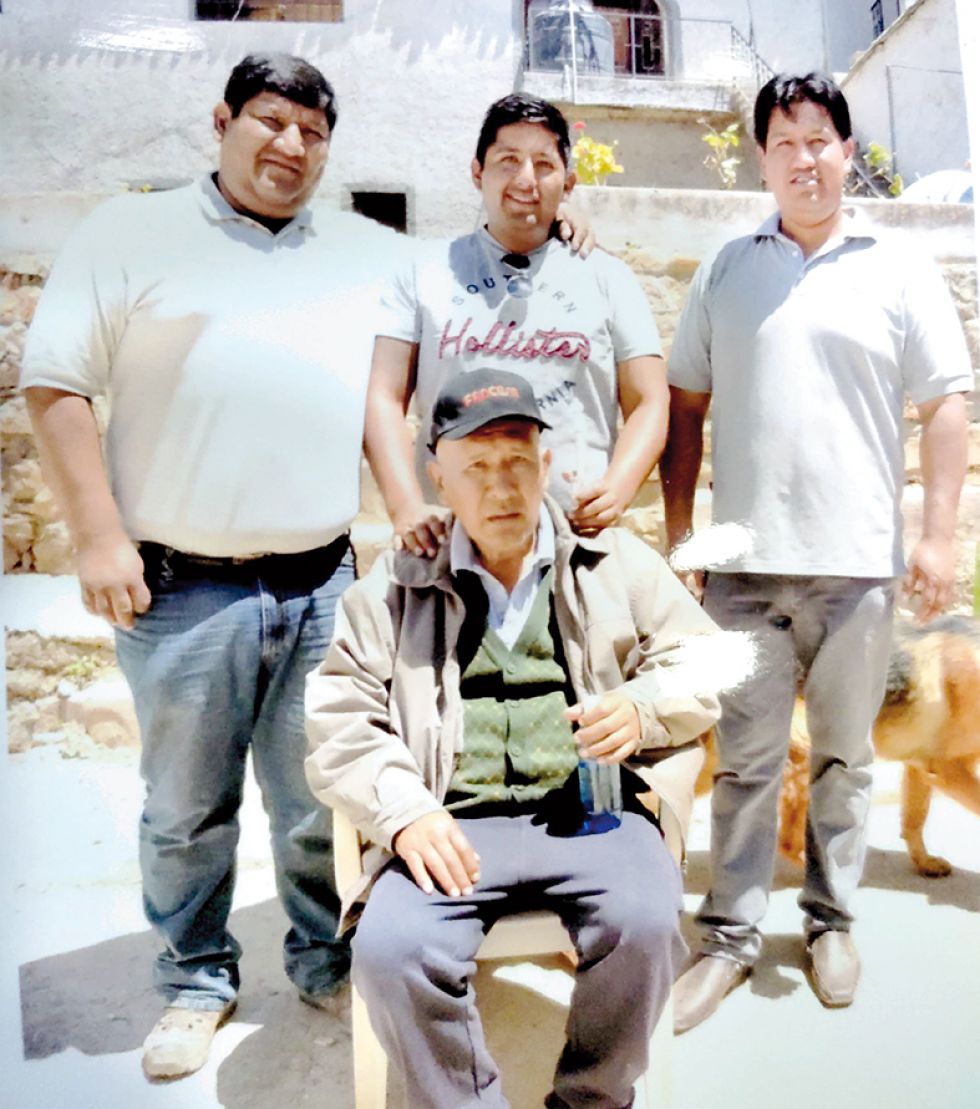 familia. Ariel (i), Fernando M. Gonzáles (c), Fernando (d); abajo, Fernando Gonzáles padre.