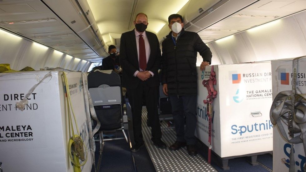 El viceministro Benjamín Blanco (i) en medio de cargamentos de dosis de Sputnik V.