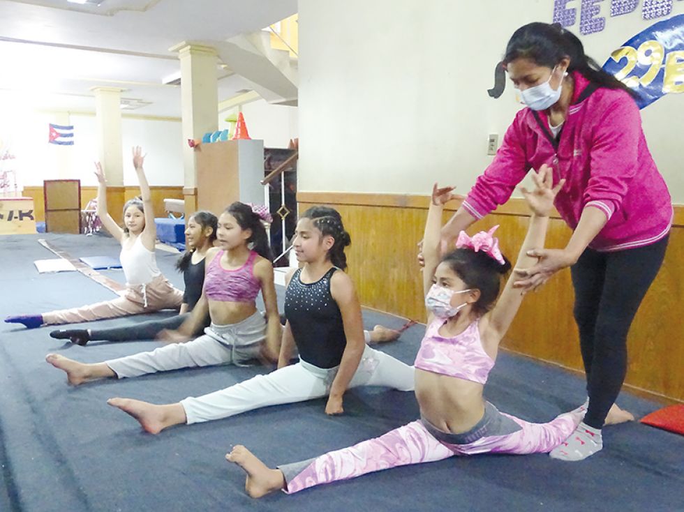 Un entrenamiento de las niñas; al lado, gimnastas en el podio de un evento internacional.