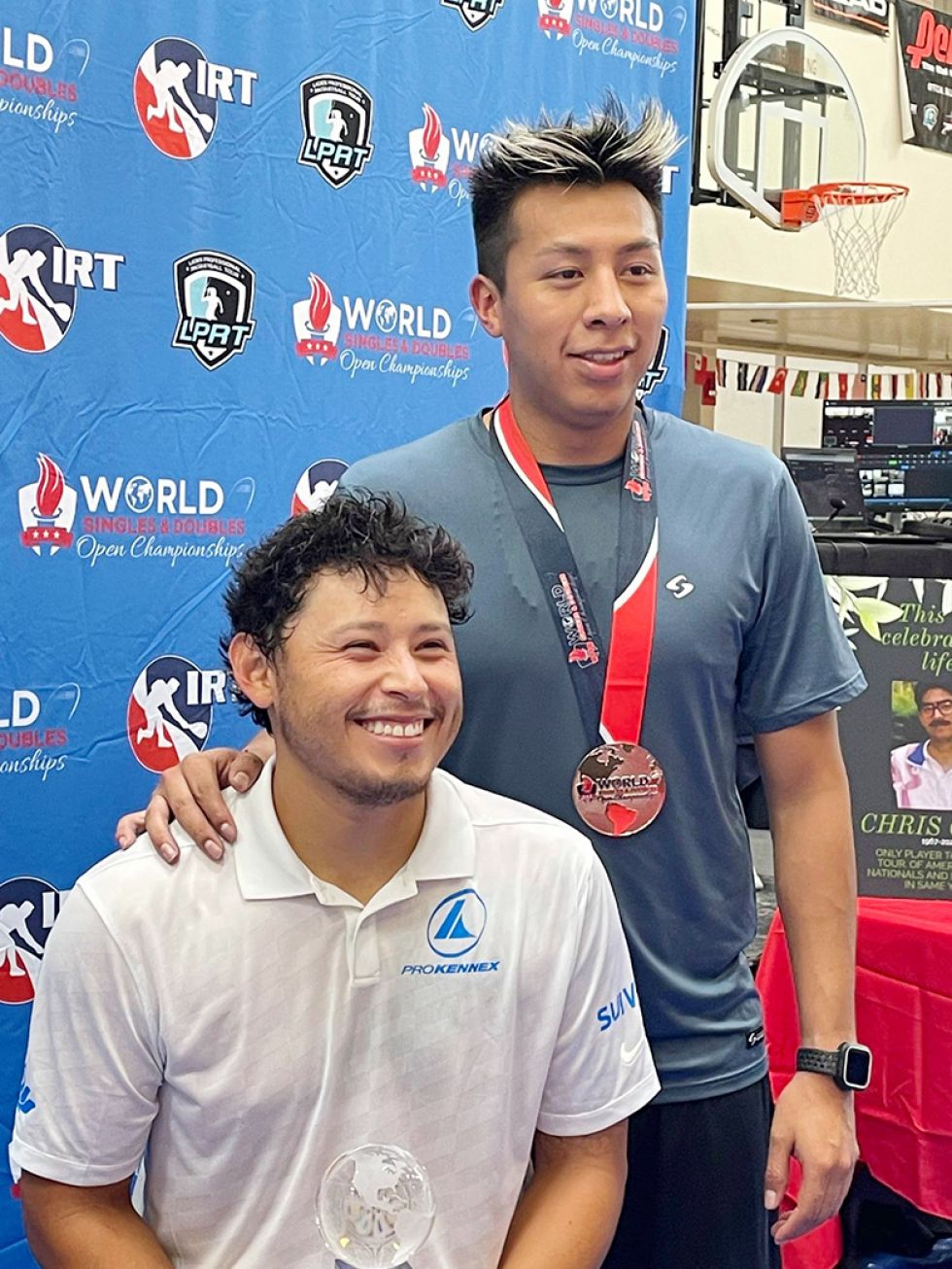 Conrrado Moscoso (d), posa con su rival y campeón, Daniel de la Rosa.