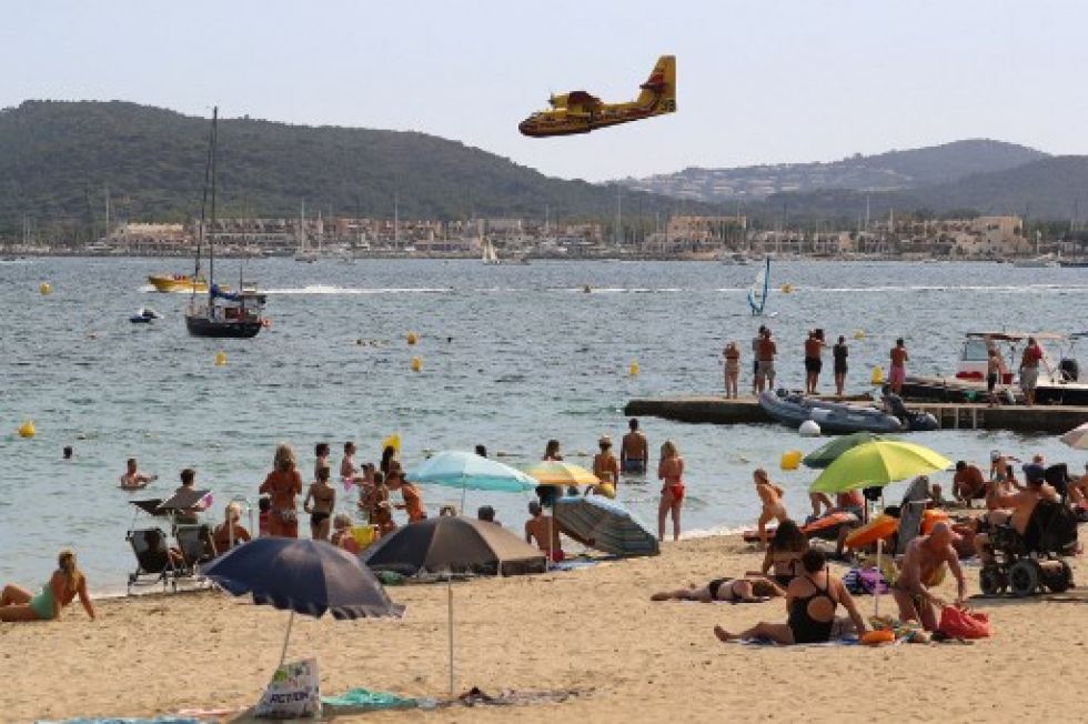 Aviones hidrantes se reabastecen cerca de uno de los focos de fuego cerca de la Riviera francesa.