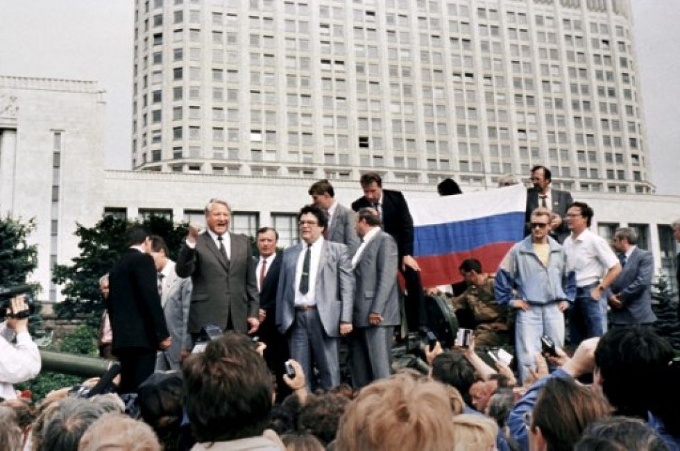 Imagen de archivo del entonces presidente soviético, Boris Yeltsin, quien pronuncia un discurso ante el edificio del Parlamento, tras fracasar el golpe contra su gobierno.