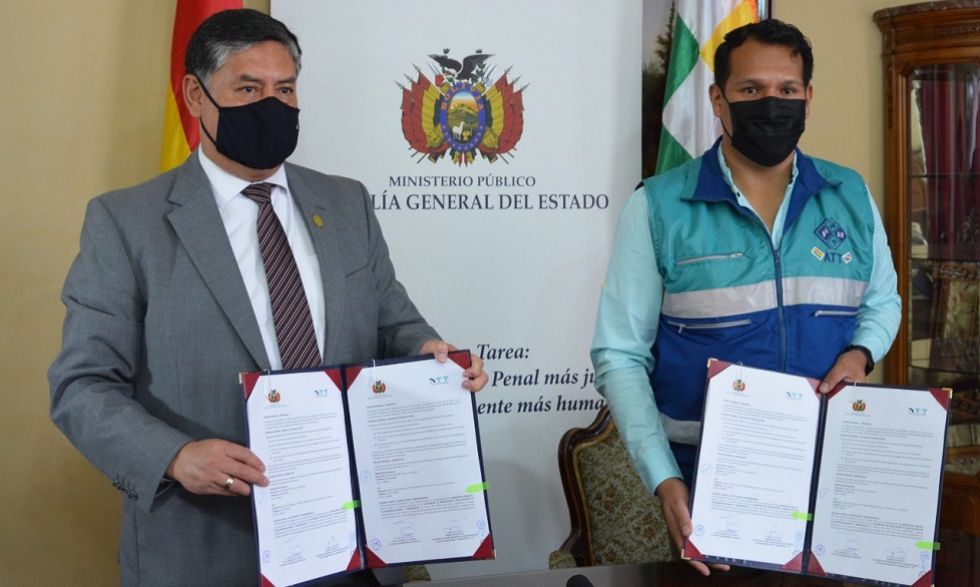 El fiscal general del Estado, Juan Lanchipa, y el director ejecutivo de la ATT, Néstor Ríos Rivero.
