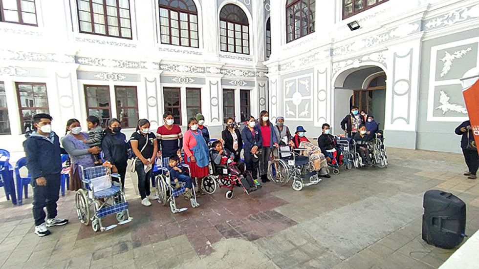 ACTO. Los beneficiarios, luego de recibir la ayuda técnica en el patio de la Gobernación.