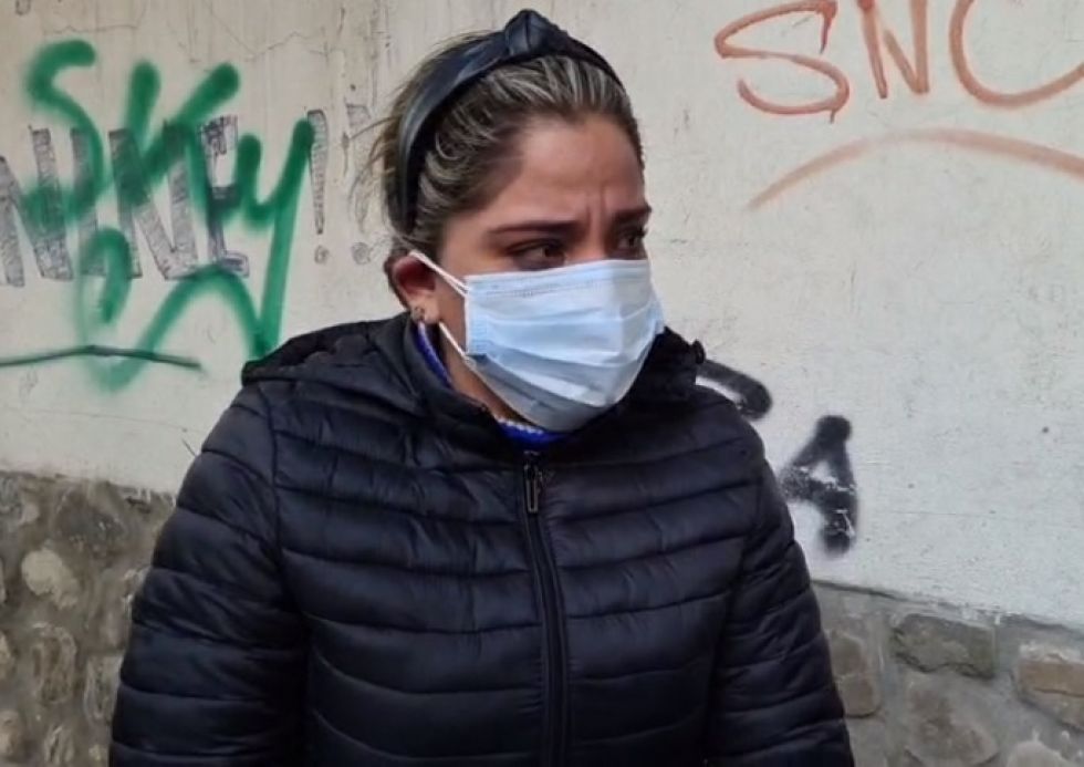 Carolina Ribera al salir de la cárcel Miraflores en donde está su madre Jeanine Áñez.