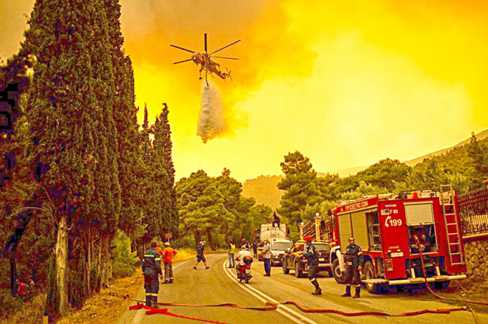 DESASTRE. En Grecia, el fuego consumió miles de hectáreas y puso en riesgo a decenas de poblaciones en medio de una ola de calor.