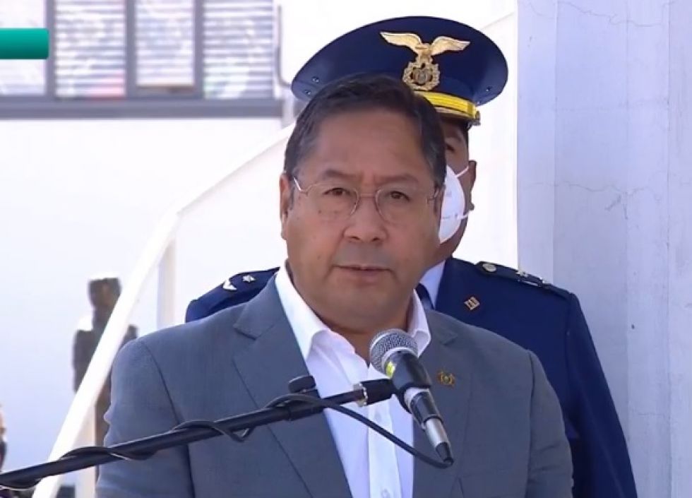 El presidente Luis Arce en un acto con premilitares en la ciudad de La Paz.