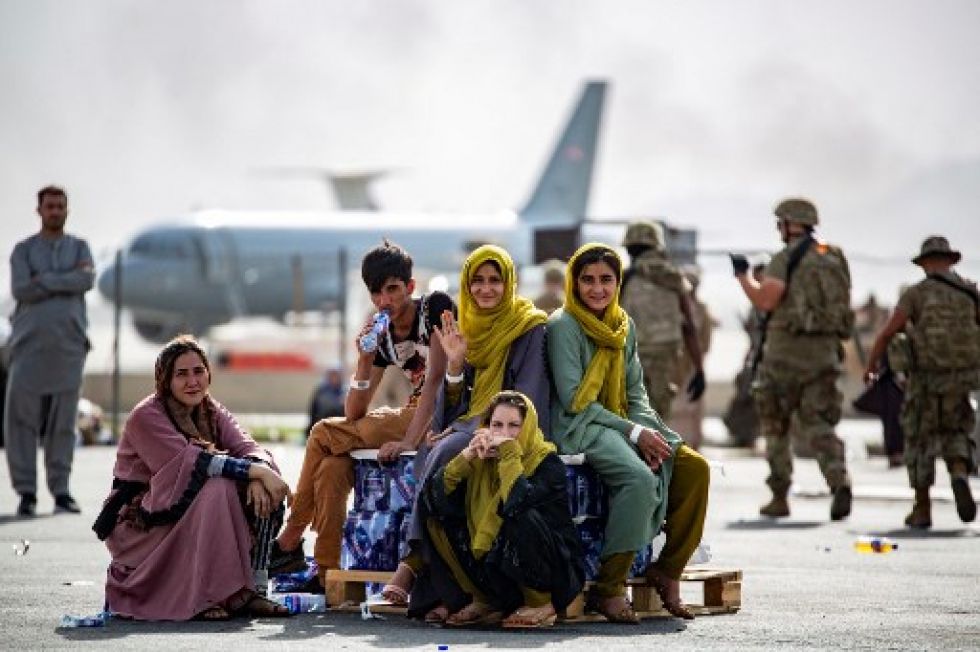 Miles de familias buscan abordar un vuelo internacional que les permita salir de un país asolado por la crisis política y la violencia.