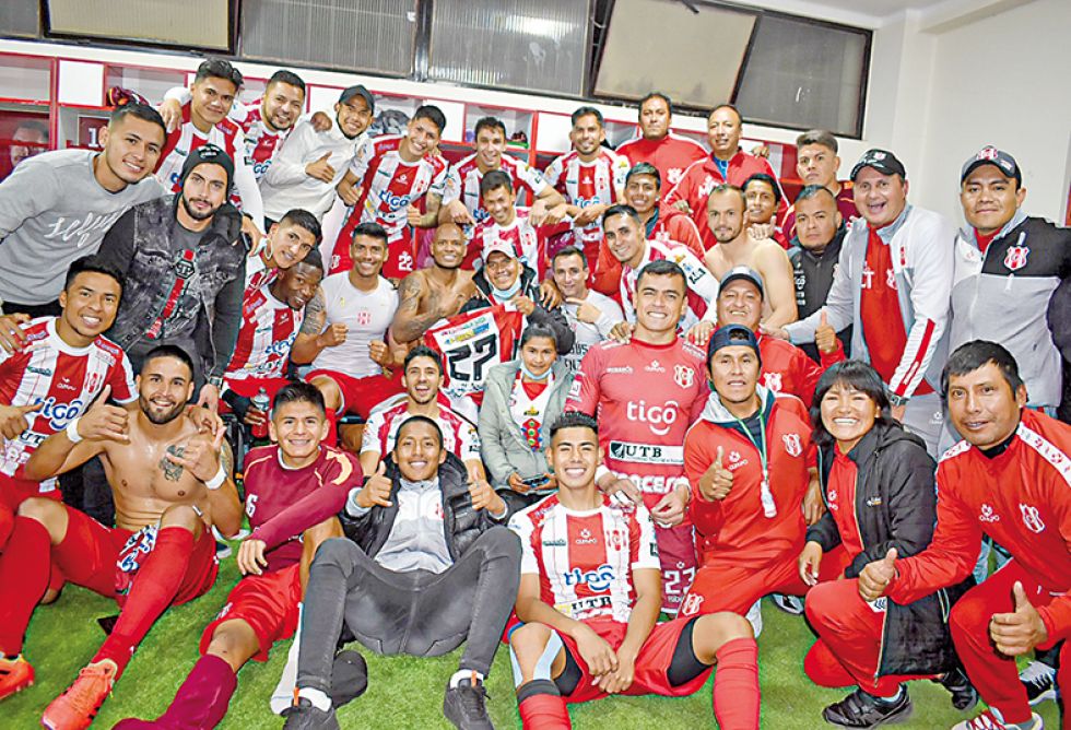 El equipo albirrojo festejó en su vestuario después del triunfo sobre Blooming el pasado sábado en el estadio Patria.