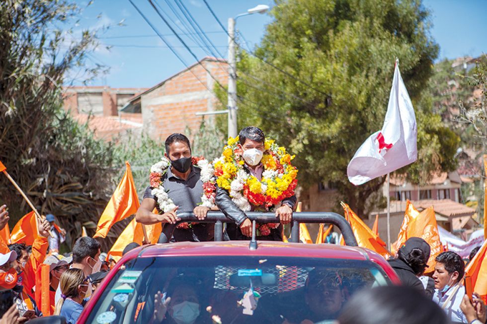 EXALIADOS. El concejal Gonzalo Pallares y el gobernador Damián Condori, en un acto de campaña.