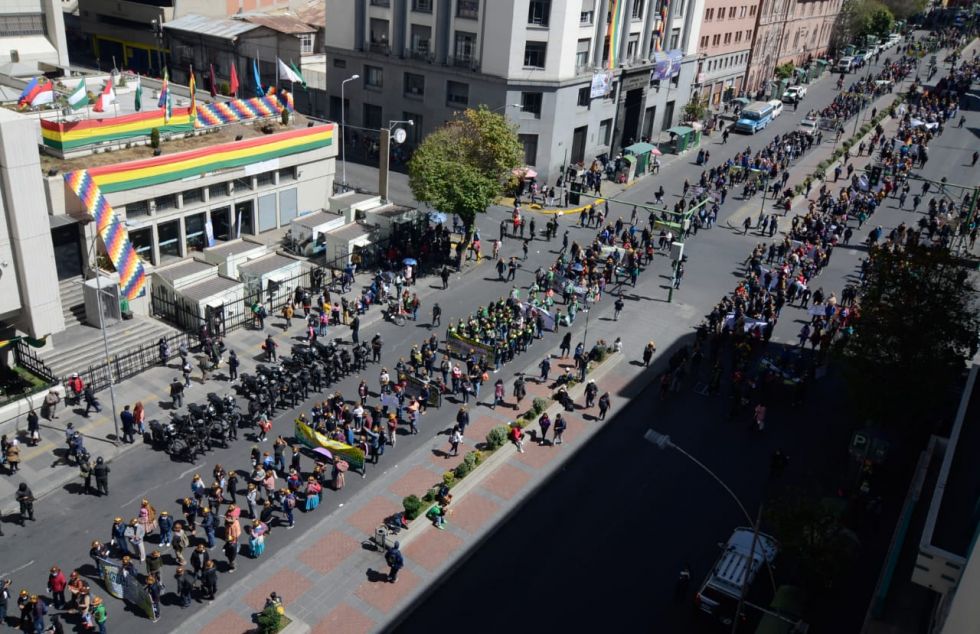 Mineros marcharon por el centro paceño y realizaron un mitin en la plaza San Francisco.