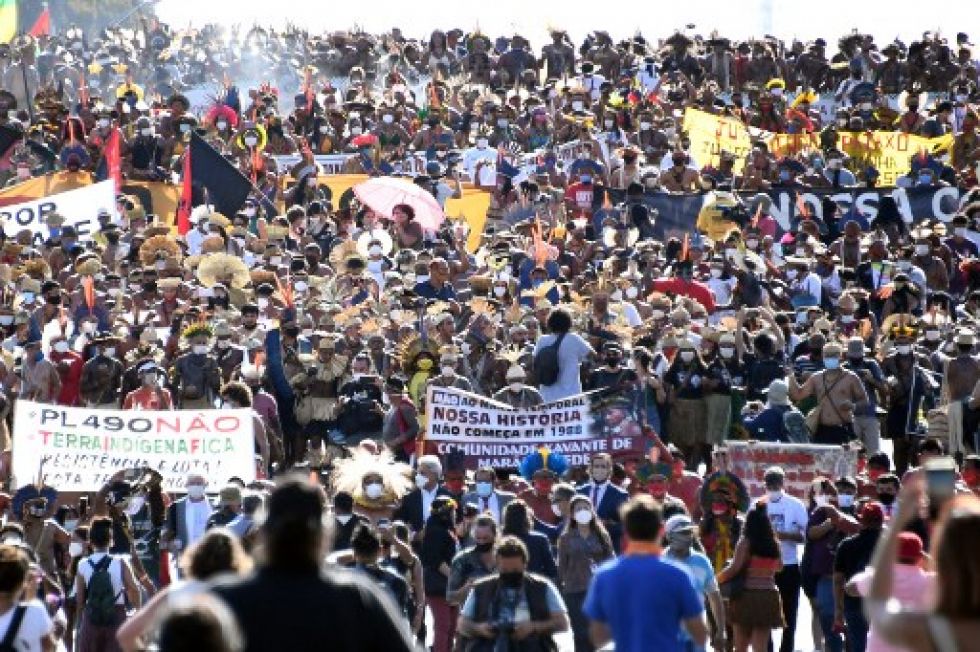 Miles indígenas se reunieron en la capital brasileña portando arcos y flechas y tocados tradicionales.