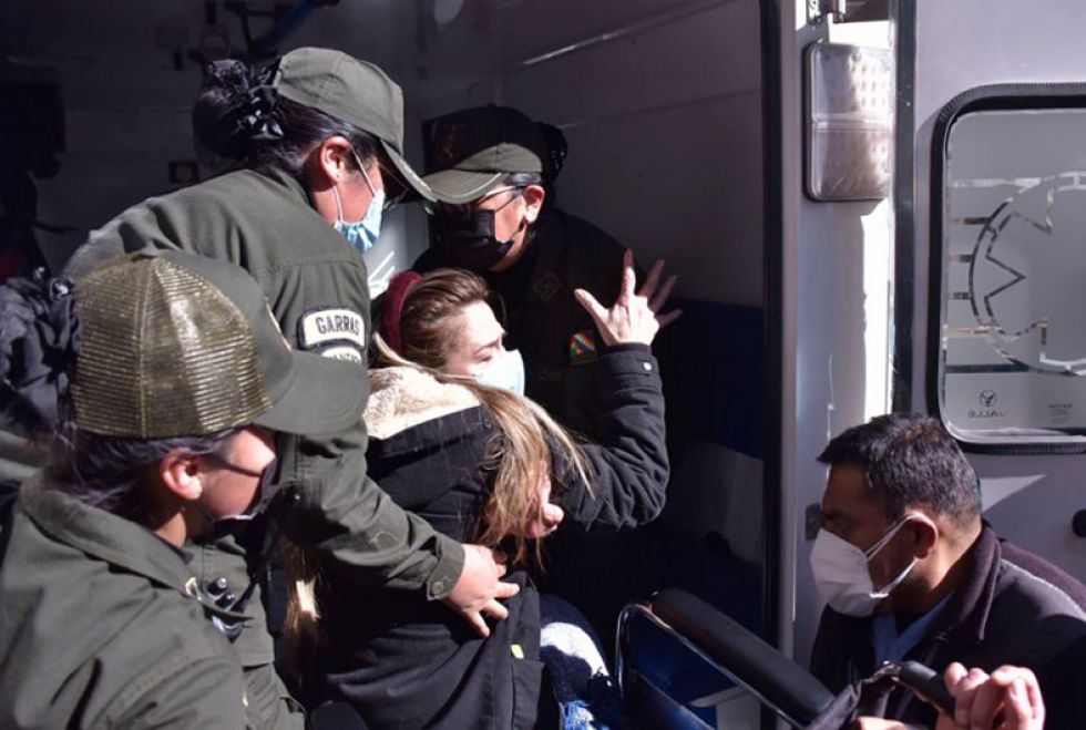 ATENCIÓN. Jeanine Áñez cuando era trasladada a un centro médico la semana pasada.