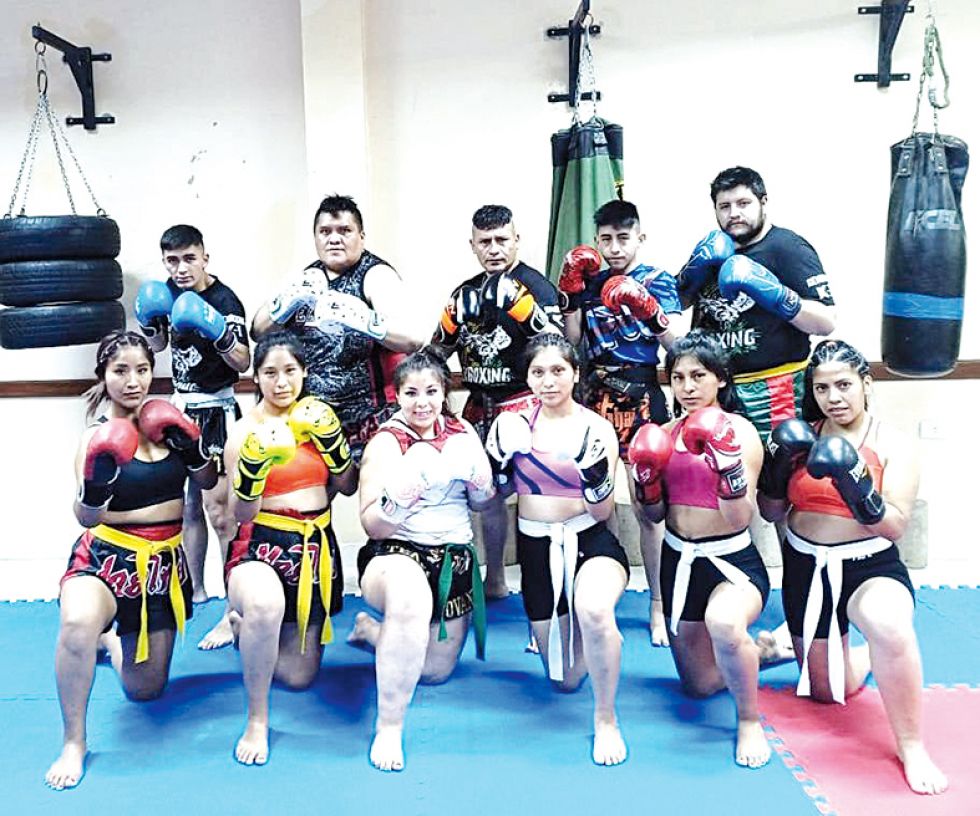 La selección chuquisaqueña de Kick Boxing antes de emprender viaje a la capital cruceña.