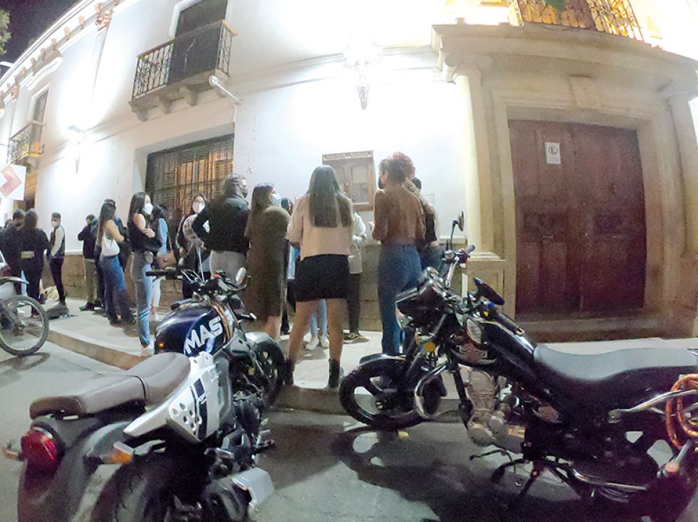 FIESTAS. Un grupo de jóvenes, en uno de los boliches de la ciudad, esta semana.