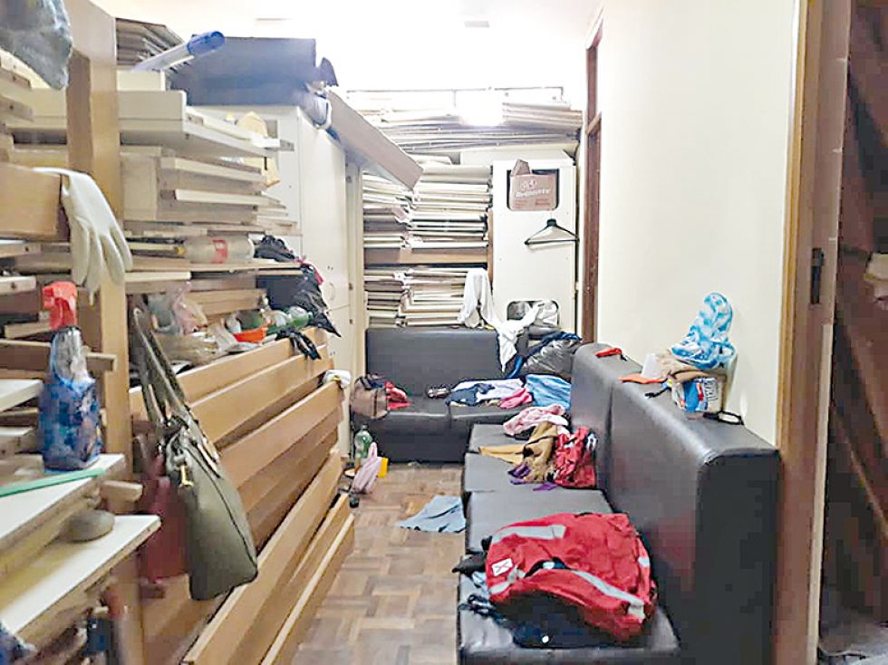 Los muebles de los dormitorios del bloque norte de la Villa Bolivariana se encuentran amontonados en pequeños ambientes.
