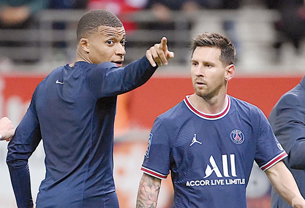 La Liga francesa fue la que más ruido hizo en el “mercato” con la contratación de Messi (d) y la retención de Mbappé.
