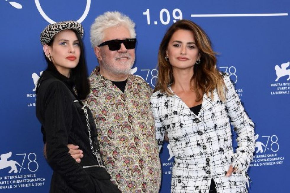 Pedro Almodóvar junto a Milena Smit y Penélope Cruz en el Festival de Cine de Venecia.