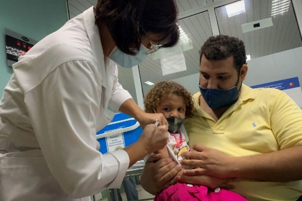 Roxana Montaño (3) es vacunada con Soberana Plus como parte del estudio de vacunación en niños y adolescentes, en agosto pasado.