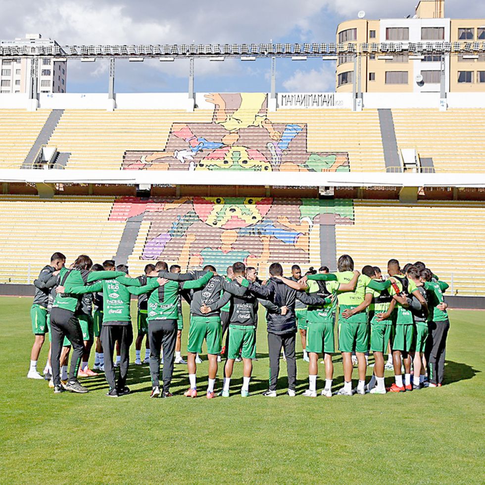 La Selección nacional trabajó ayer en el estadio Hernando Siles, donde mañana enfrentará a Colombia.